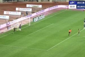 又是门将送礼！邵镤亮出击撞倒队友送空门，布彭扎轻松破门